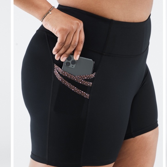 Fabletics Plus Size Trinity Motion 365 Mid Rise 5” Shorts in Black/Micro Leo 3X - Picture 3 of 7